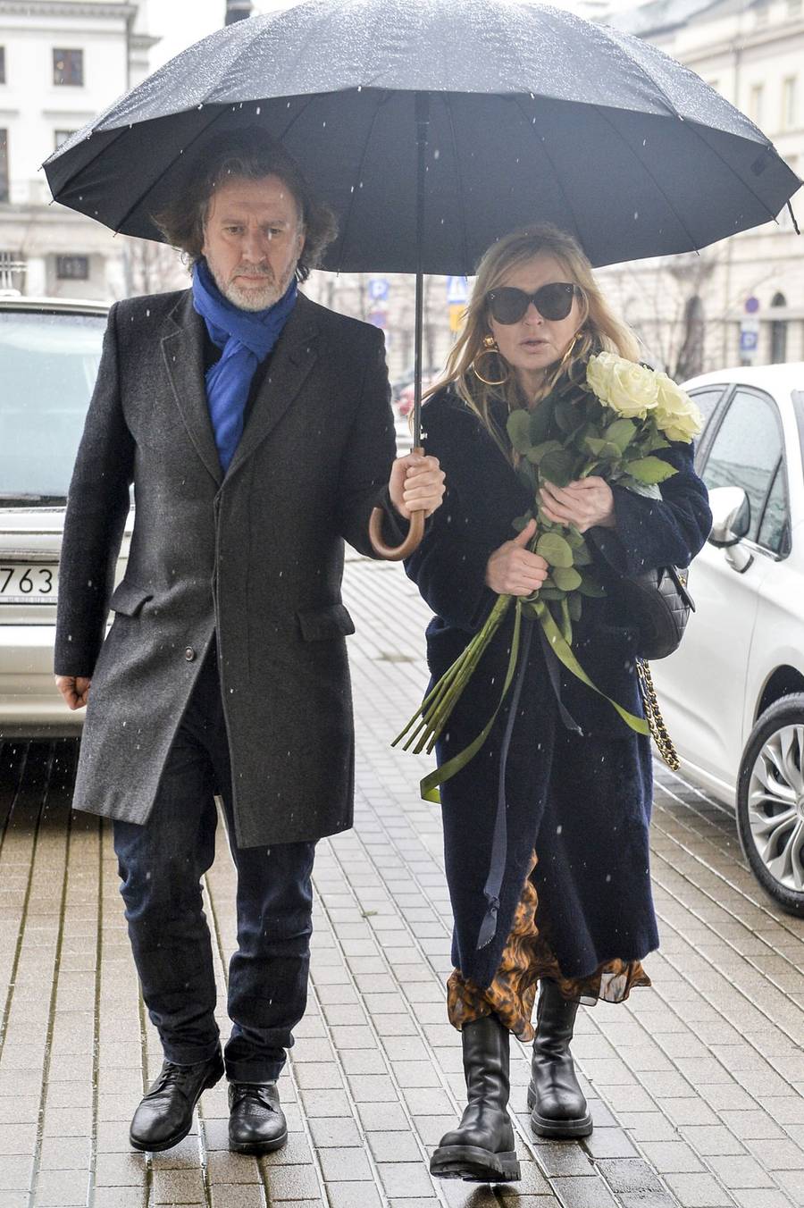 Pogrzeb Jerzego Gruzy – reżysera “Czterdziestolatka”. Banasiuk z ojcem, Olejnik z partnerem, Olbrychski z żoną