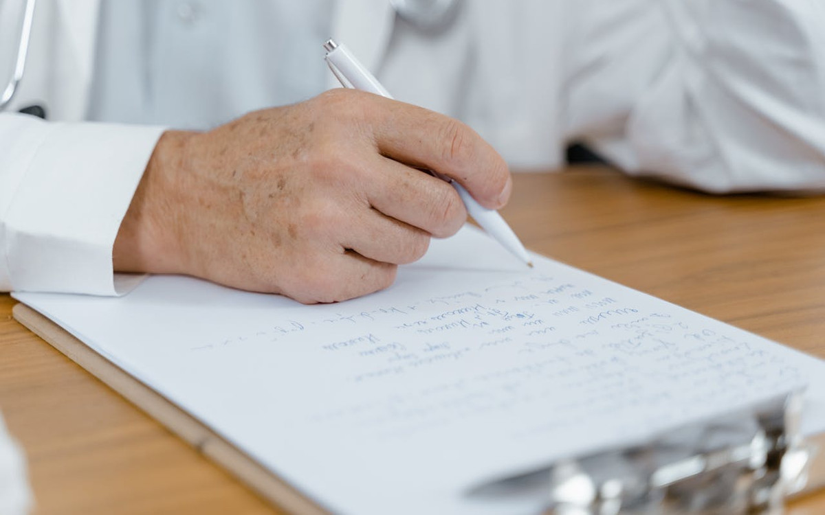 Co oznaczają kody choroby na zwolnieniu lekarskim?