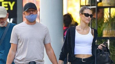 Dawno niewidziany Leonardo DiCaprio z ukochaną na spacerze [paparazzi]