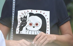 Edyta Górniak chłodziła się pod tęczą na Placu Zbawiciela