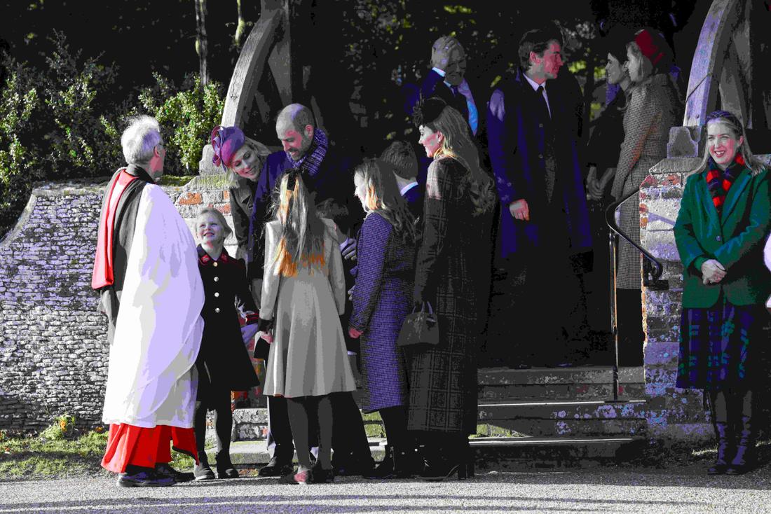 Louis i Charlotte gwiazdami świątecznego spaceru rodziny królewskiej. Niewiarygodne zachowanie dzieci Kate i Williama, fot. Forum. 
