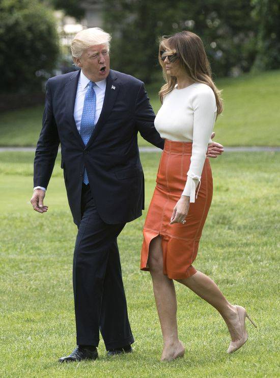 Oto odpowiedź! Dlaczego Melania Trump nie chciała złapać męża za rękę?