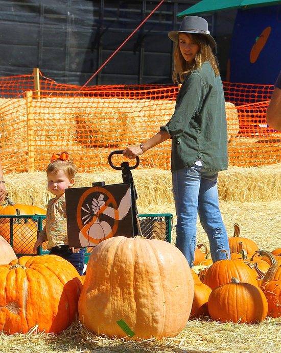 Jessica Alba wybiera z dziećmi dynię na Halloween