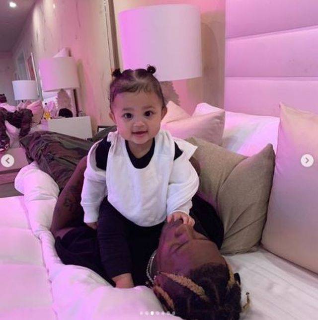 1. urodziny córeczki Kylie Jenner i Travisa Scotta – rodzice pokazali urocze zdjęcia Stormi